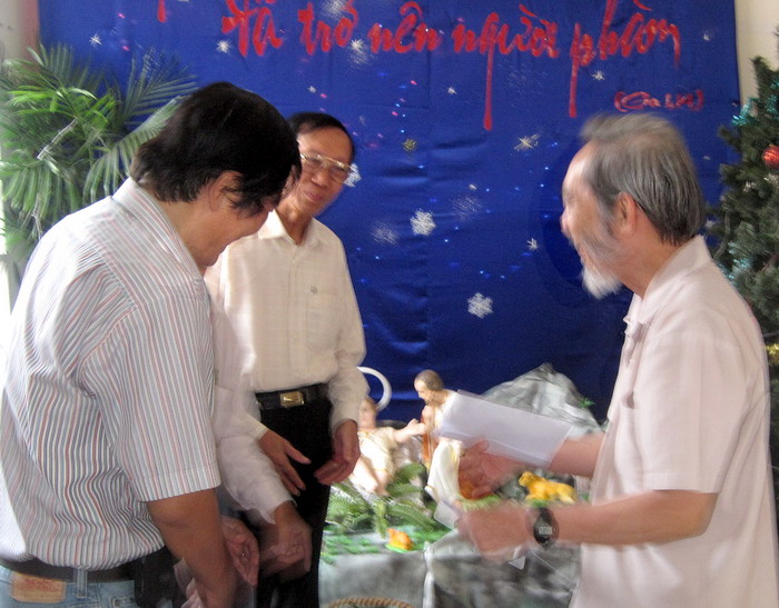 GIÁNG SINH 2011 CỰU NL-GIUSE CÙNG ĐẾN VỚI CÁC ÂN SƯ - CÁC GIÁO ĐIỂM VÀ VỚI CÁC HĐ... "CẦN ĐẾN" Img_4110