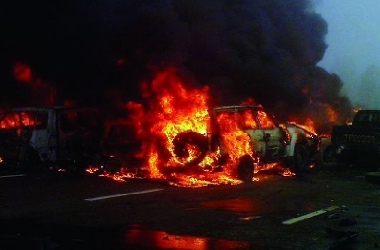 صور أكبر حادث تشهده الإمارات(200 سيارة)..... Fire1310