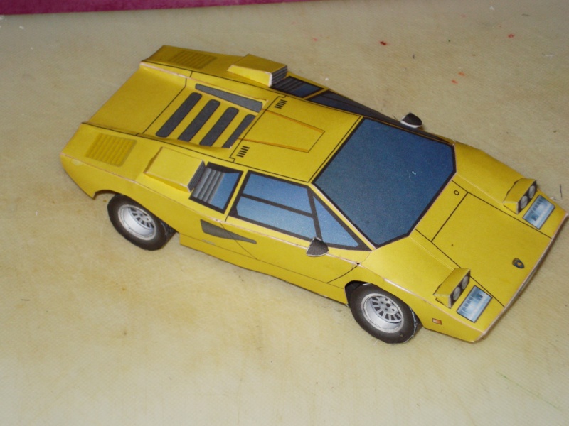 maquette en papier d'une Lamborghini countach LP400 Dsc02210