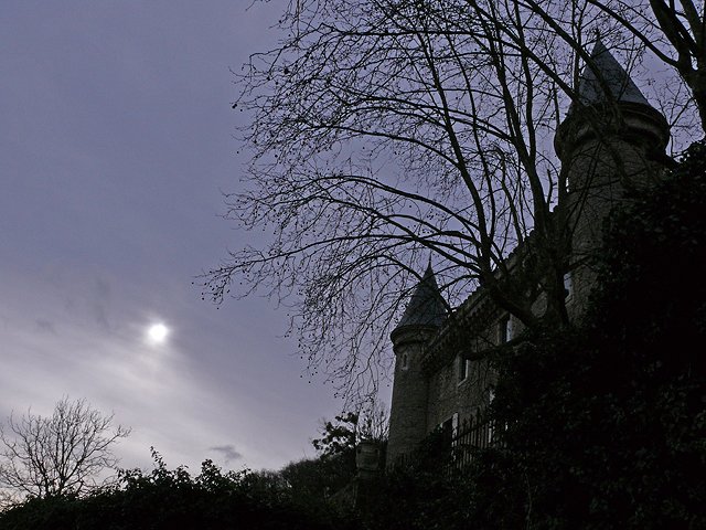 Petit château sous ciel sombre 2008-086