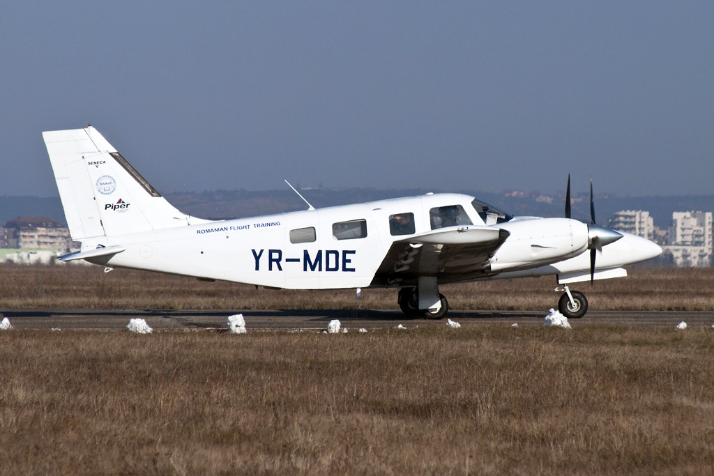 Aeroportul Oradea - Ianuarie 2012 Yr-mde11