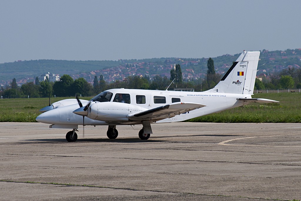 Aeroportul Oradea - Mai 2012 Yr-mde12