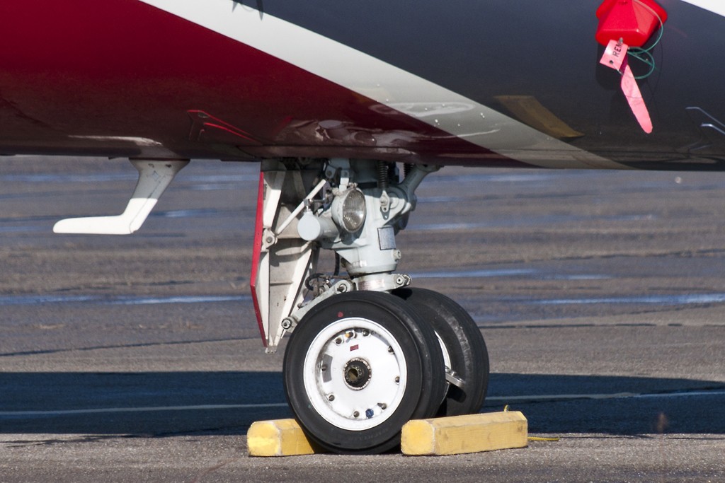 Aeroportul Oradea - Ianuarie 2012 Yr-tii23