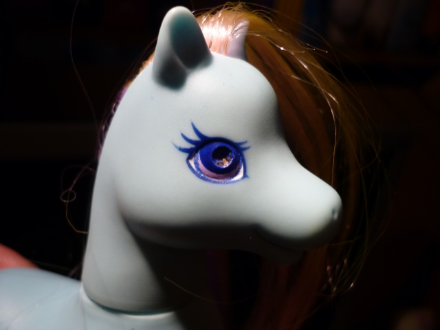 [TECHNIQUE] Mon Petit Poney borgne : remplacer les yeux diamants G1/G2 Pony_011