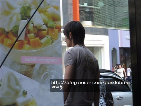 Changmin Spotted At Cafe 74_par10