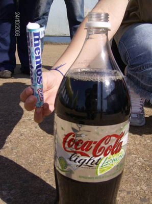 Coka-cola + MENTOS=??? Cola1110