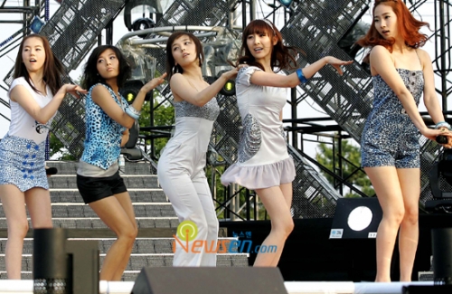 Sun Mi rejoins the Wonder Girls on Music Bank recording 20080631