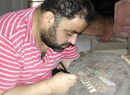 رجل من سوريا يبتكر اصغر كتاب في العالم 12_1010