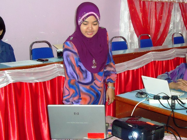 Bengkel ICT & Kreativiti Guru2 Sains Sekolah Rendah Daerah Kunak (8-9 Okt 2011) Dsc06812