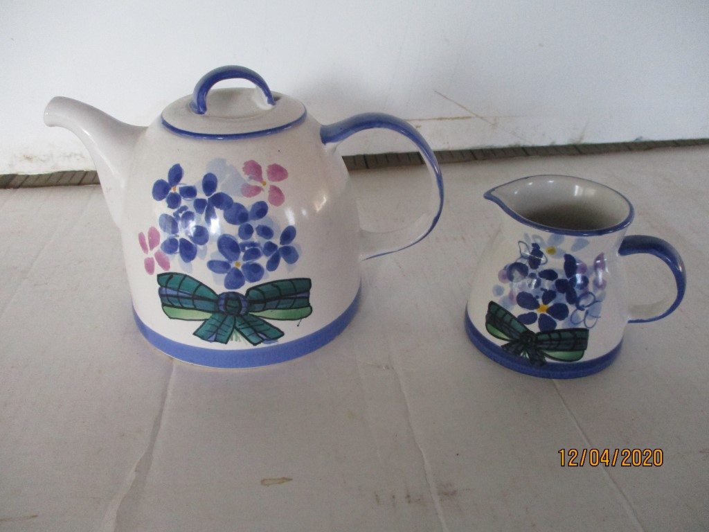 Temuka Christopher Vine Teapot and Jug with blue flowers Christ31