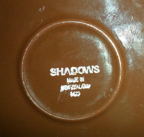 Shadows d422 has a brown base. Shadow11