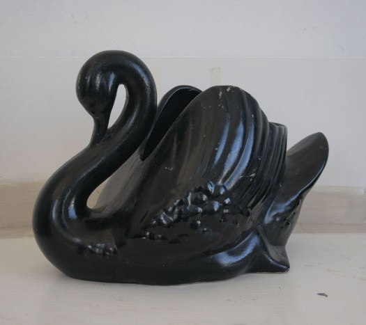 Large black swan - crown lynn second or something else? Swan_f10