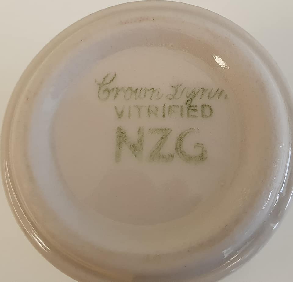 Vitrified little NZG pot from 1948 - 1955 Vit_po10