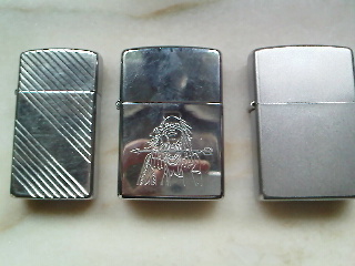 bein je collectionnent aussi les zippo Img17310