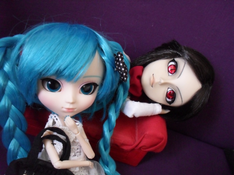 Miku [Pullip Vocaloid Hatsune Miku], Miki [Pullip Vocaloid Snow Miku] et Suki^^ [Pullip Bloody Red Hood] Sam_1318