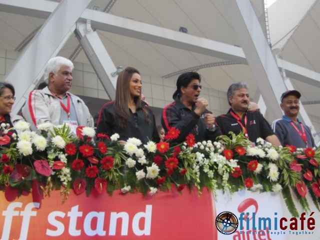 SRK et Bipasha Basa au semi-Marathon Airtel à Delhi! Delhi_17