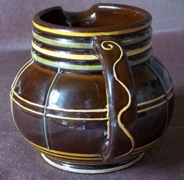 Ellgreave Pottery Co. (Burslem) also Lottie Rhead Ware. 100_4889