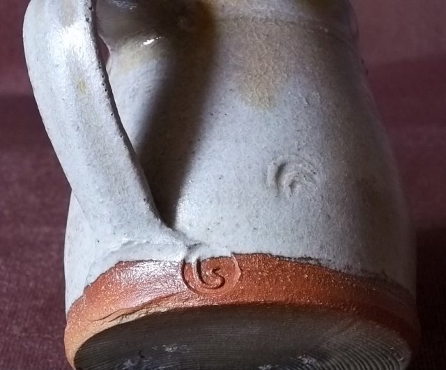 Stoneware mug Ls mark. 100_4895