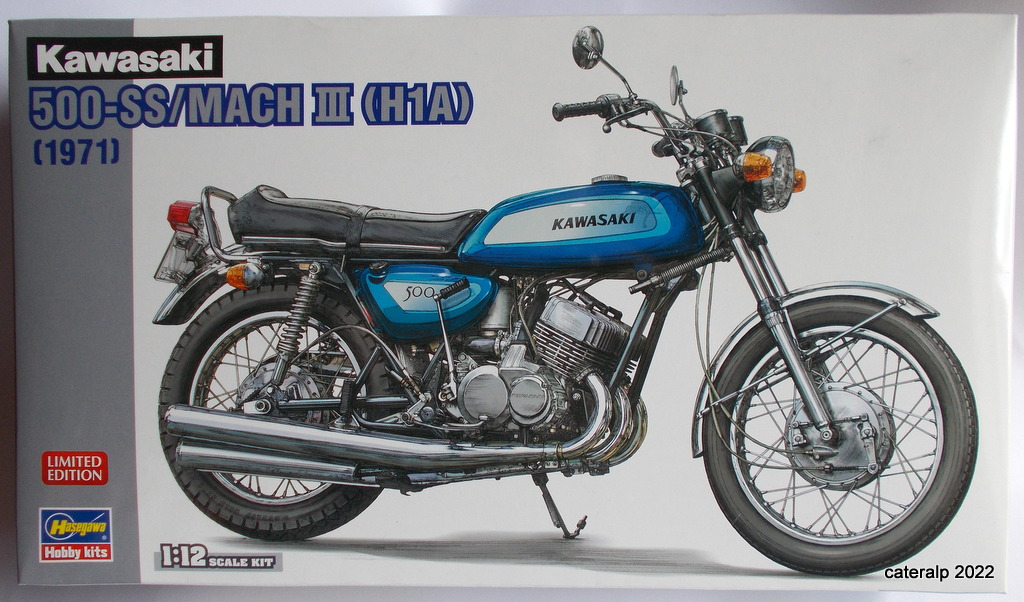 Kawasaki 500 Mach III  version 1971 échelle 1/12 Hasegawa référence 21735 500_ka77