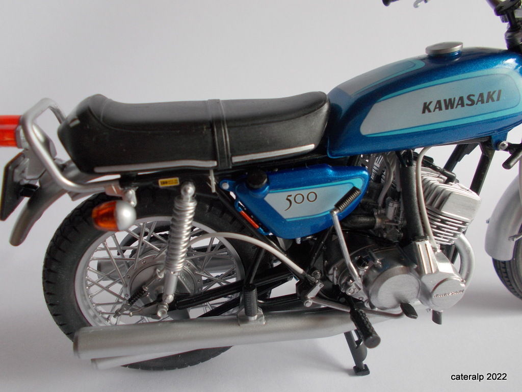 Kawasaki 500 Mach III  version 1971 échelle 1/12 Hasegawa référence 21735 500_ka80