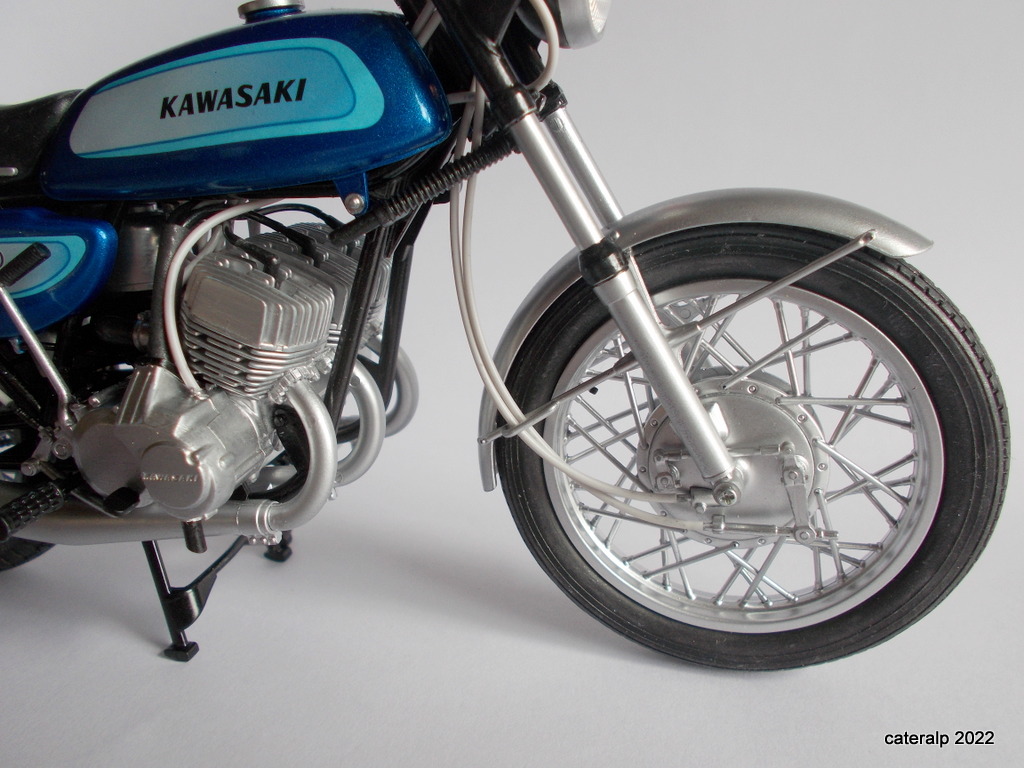 Kawasaki 500 Mach III  version 1971 échelle 1/12 Hasegawa référence 21735 500_ka82