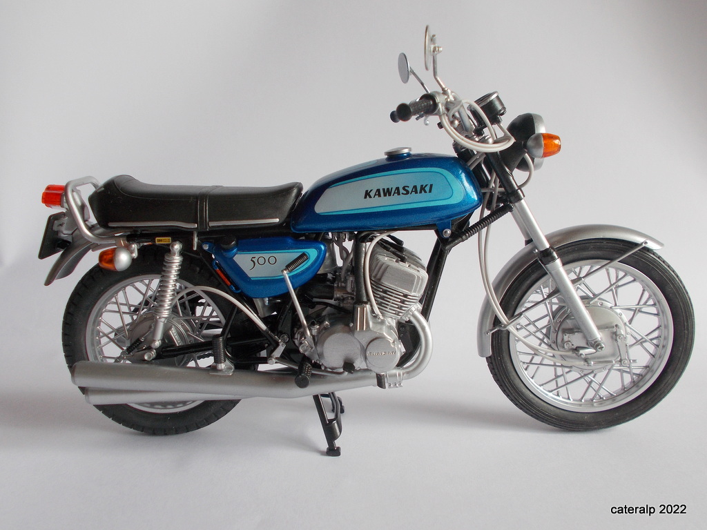 Kawasaki 500 Mach III  version 1971 échelle 1/12 Hasegawa référence 21735 500_ka86