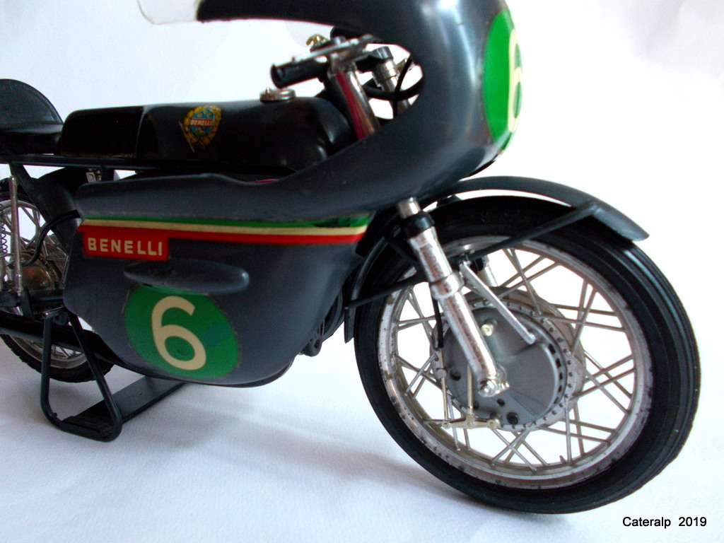 [PROTAR] Mes motos de courses 1/9ème ...  - Page 4 Benell21