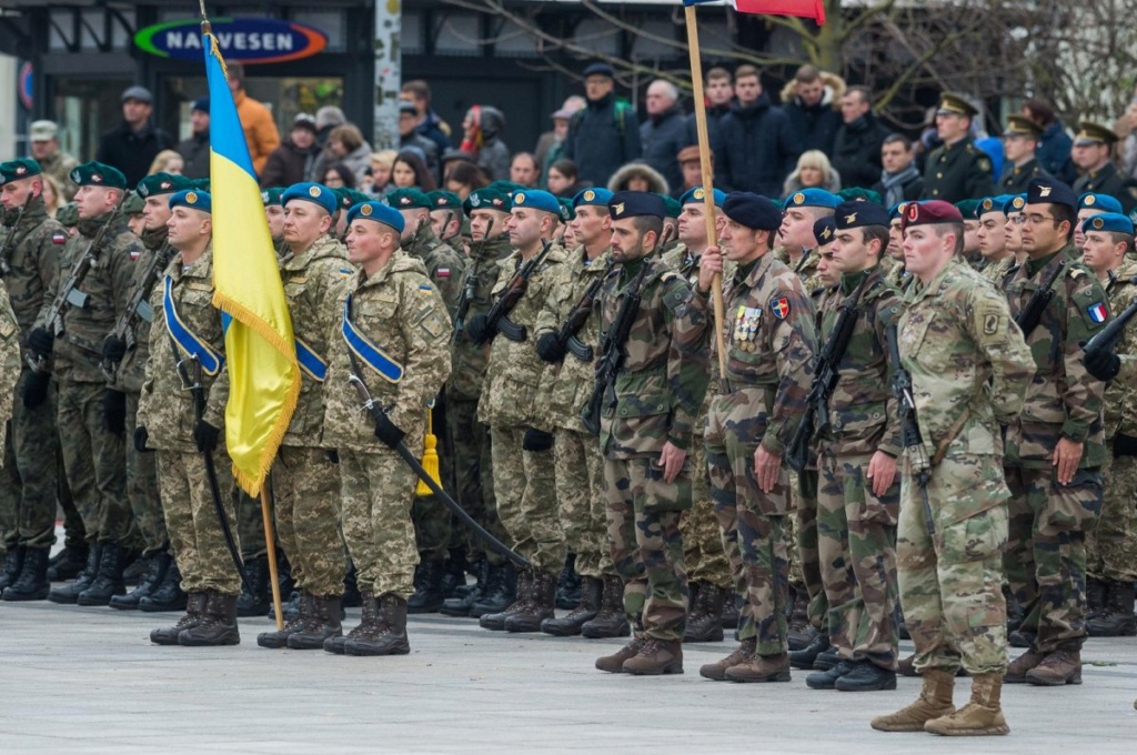 Modern Ukrainian uniform in photographs - Page 5 Parade10