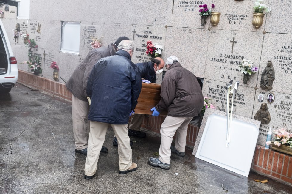 16972 Y POR DIOS CUÁNTOS-AS MÁS NOS FALTEN EN LOS BALCONES DE ESPAÑA... QUÉ NO NOS INSESIBILINCEN POR TODO ESTE HORROR... SOMOS ESPAÑA, SOMOS LATINOS, QUE NI ESTA HORRIBLE SITUACIÓN QUE NOS IMPIDE DESPEDIRNOS HASTA ESE HASTA LUEGO NO NOS DEJE HACERLO... 15857413