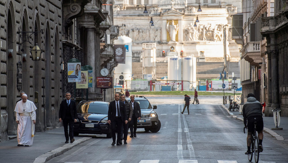 SACAN A PASEAR AL PAPA FRANCISCO, SIN PROTECCIÓN NI CORREA, LEÑE...MANDA HUEVOS... 5817