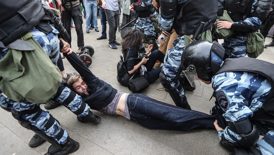 В Сети гуляет фейковое видео о жестком задержании на московском митинге Aaao_a10