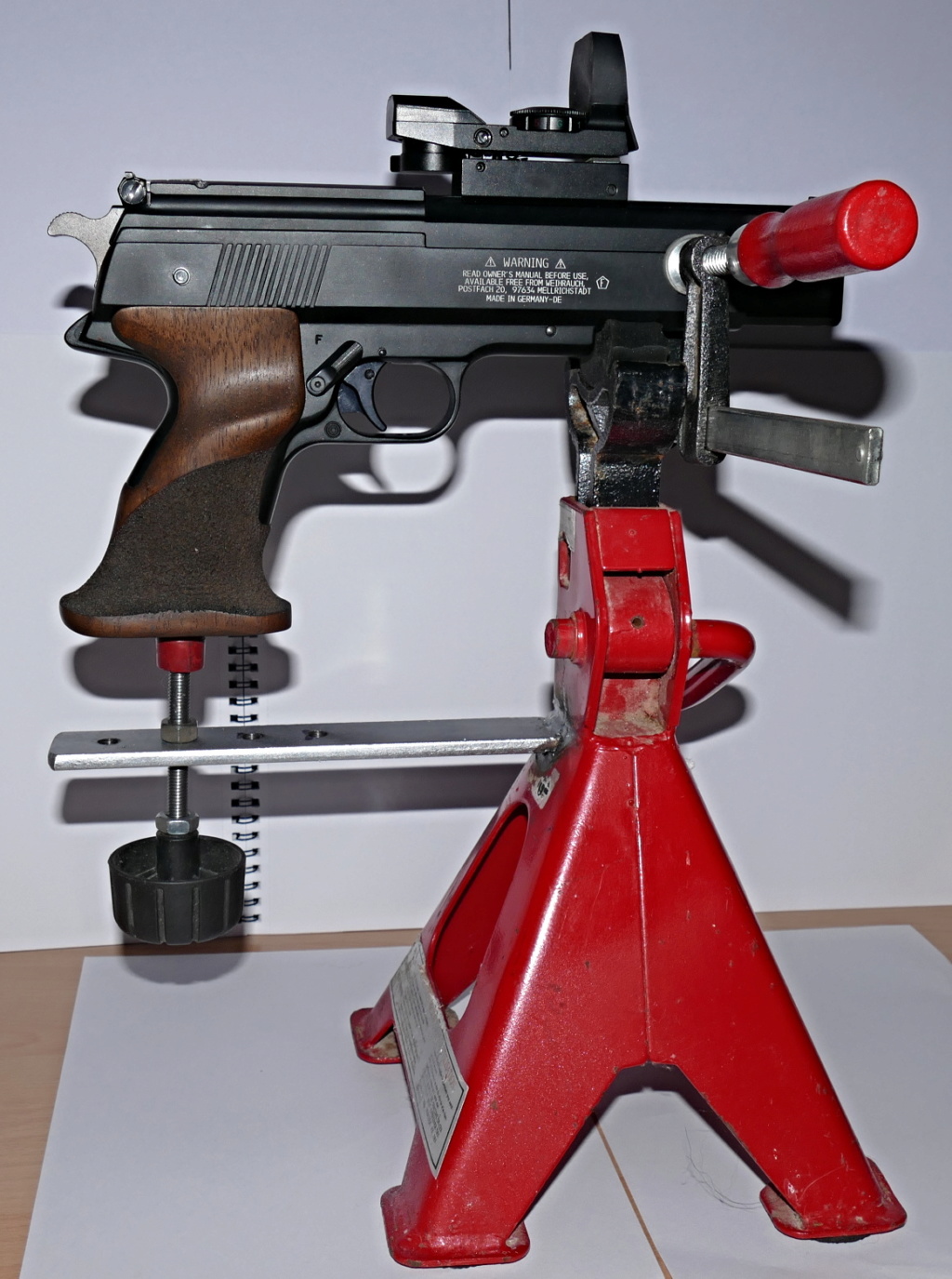 Dispositif pour bloquer un pistolet pour régler la lunette ou Red Dot - Page 2 P1020510