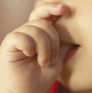مص الأصبع عند الأطفال وكيفية علاجها 14069410