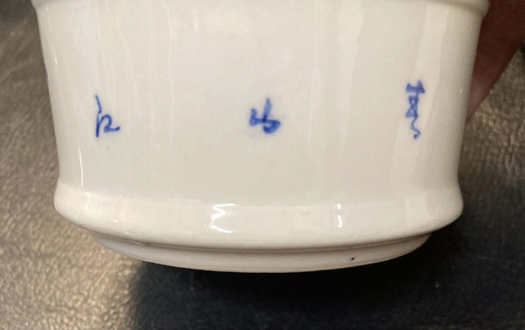 Help to identify marks on small oriental blue and white porcelain pots Img_6813