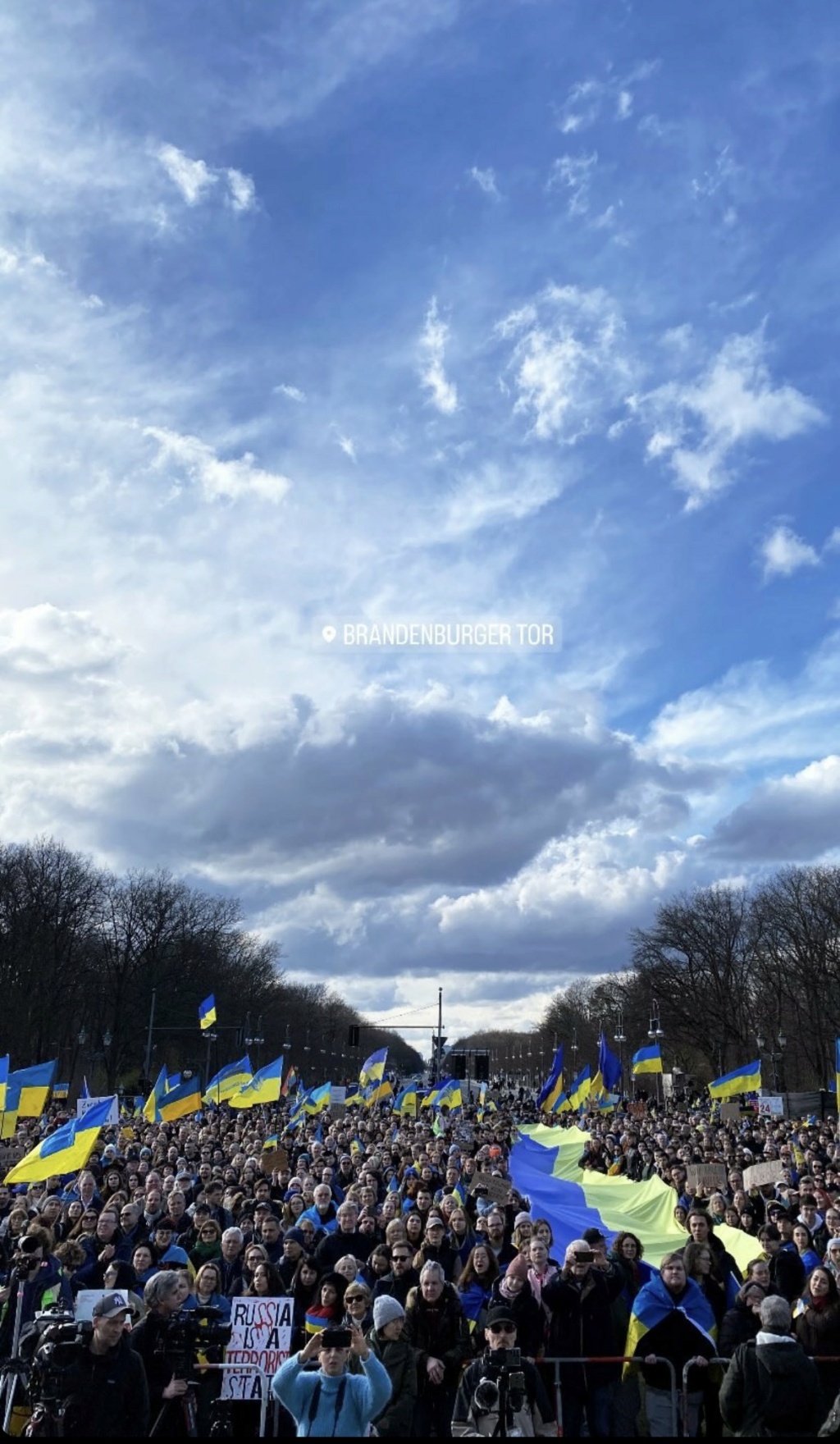 Фото из Стокгольма. Два года войны, люди пришли поддержать Украину. Благодарим  Швеция! Ghh1pn10
