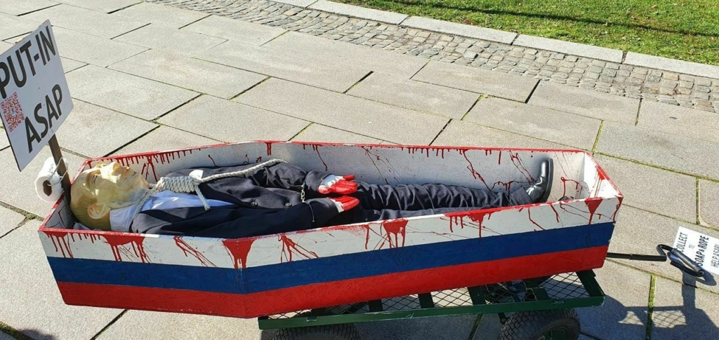 Осло. Гроб с кровавым чучелом на антивоенной акции I3315