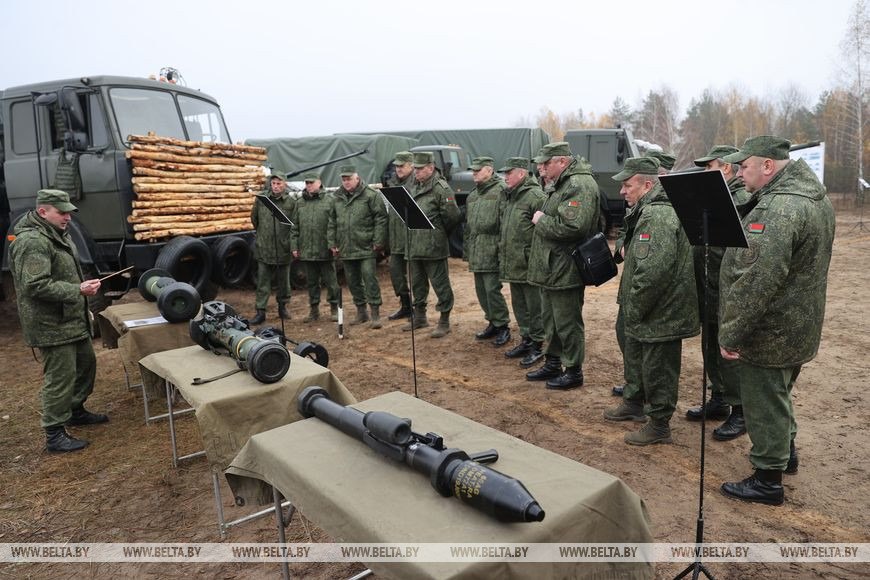 Россияне белорусским воякам: "Вот из этого вас будут жечь ВСУ"... I4112