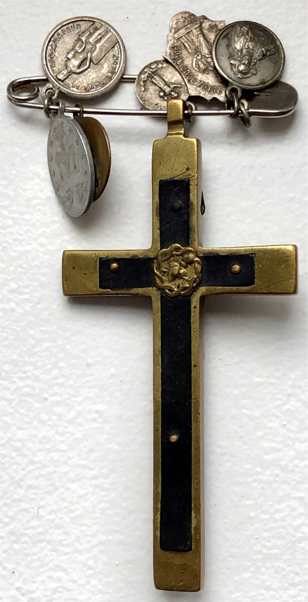 un crucifijo pectoral con seis medallas Photo_20
