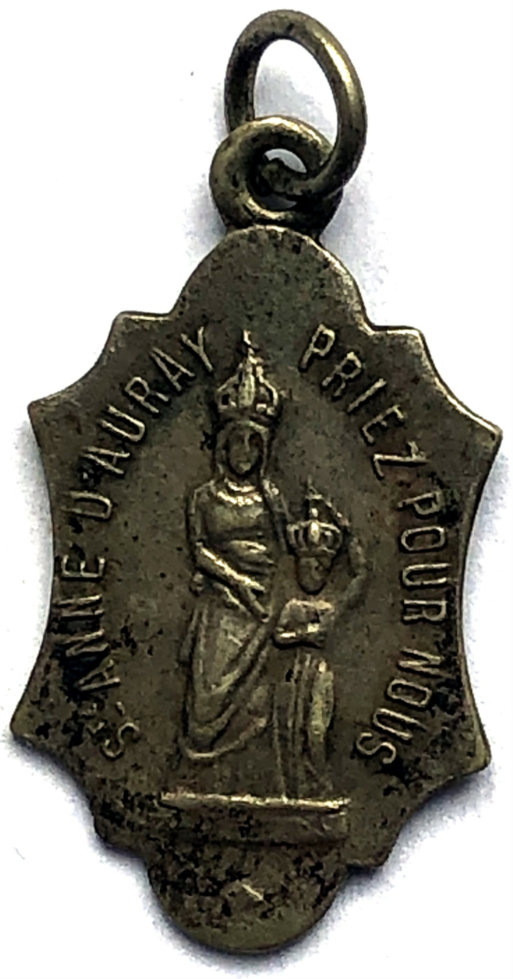 un crucifijo pectoral con seis medallas Photo_22