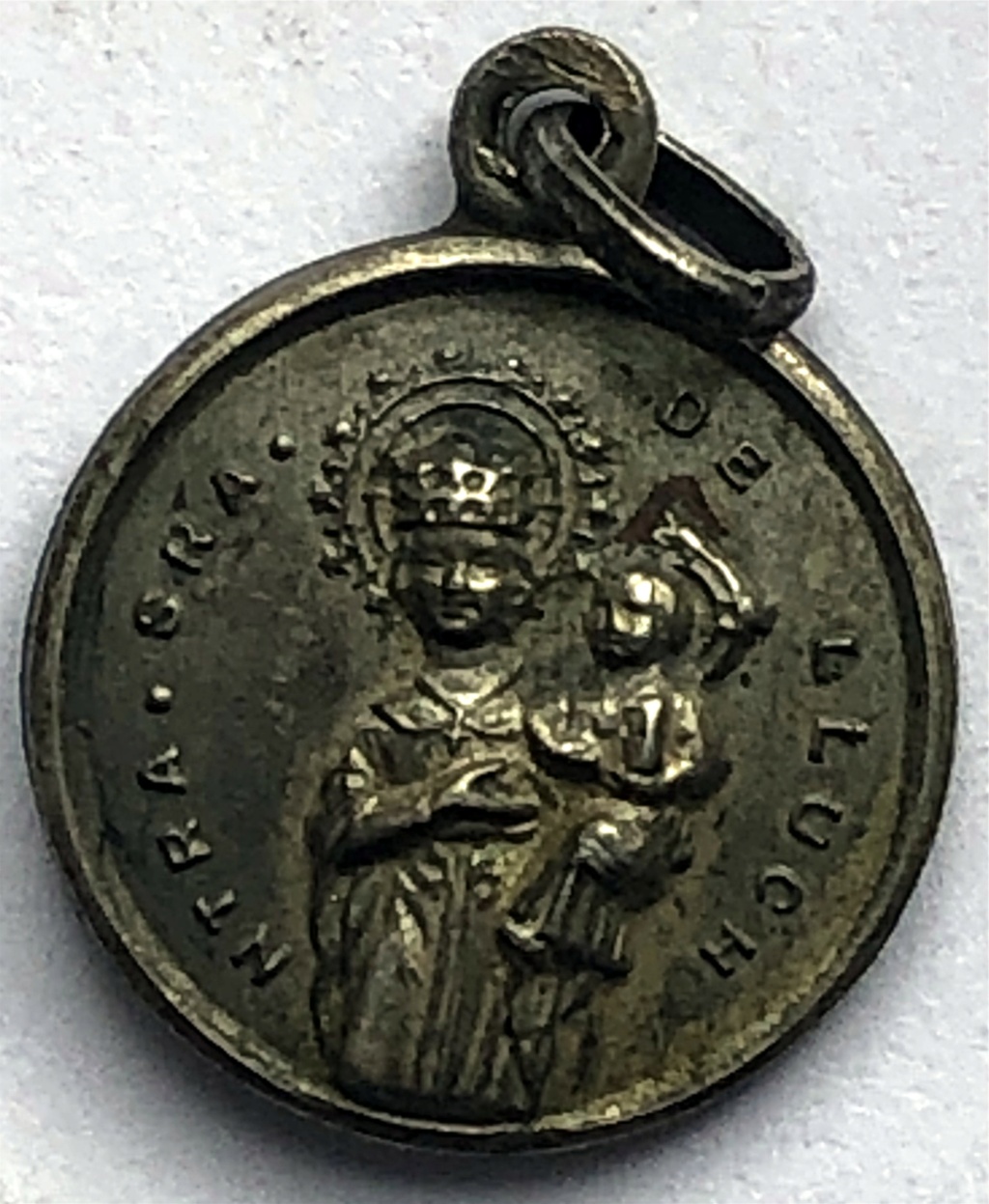 un crucifijo pectoral con seis medallas Photo_24