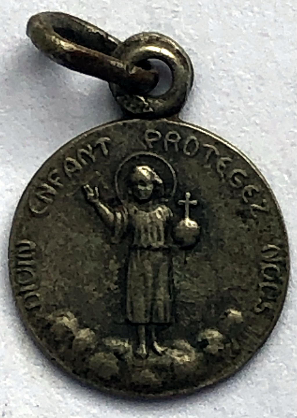 un crucifijo pectoral con seis medallas Photo_26