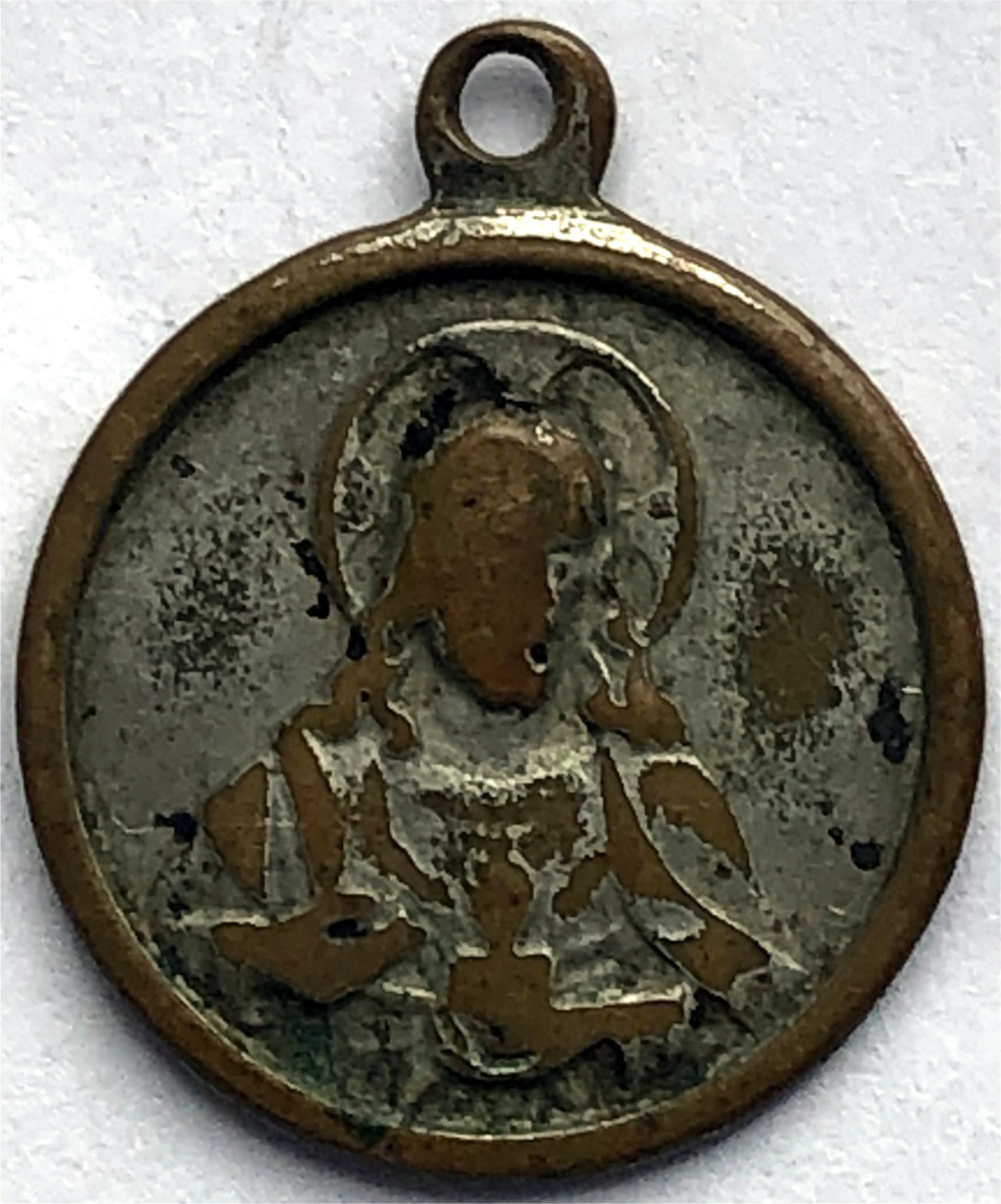 un crucifijo pectoral con seis medallas Photo_31
