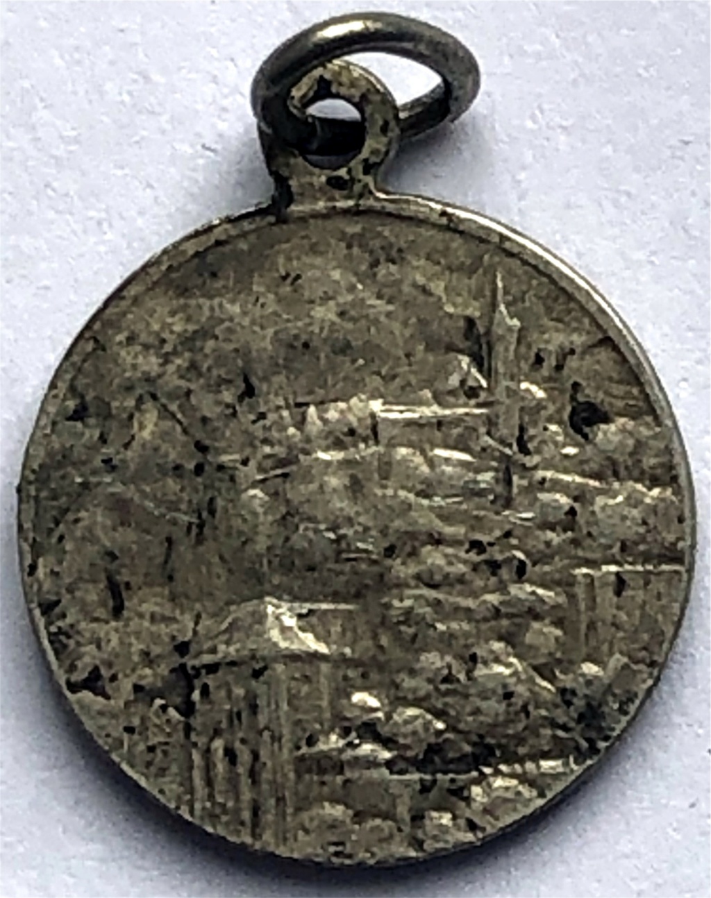un crucifijo pectoral con seis medallas Photo_32