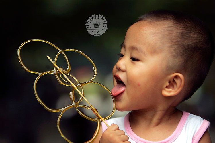 Un enfant chinois qui déguste déja les Jeux Olympiques Rig01910