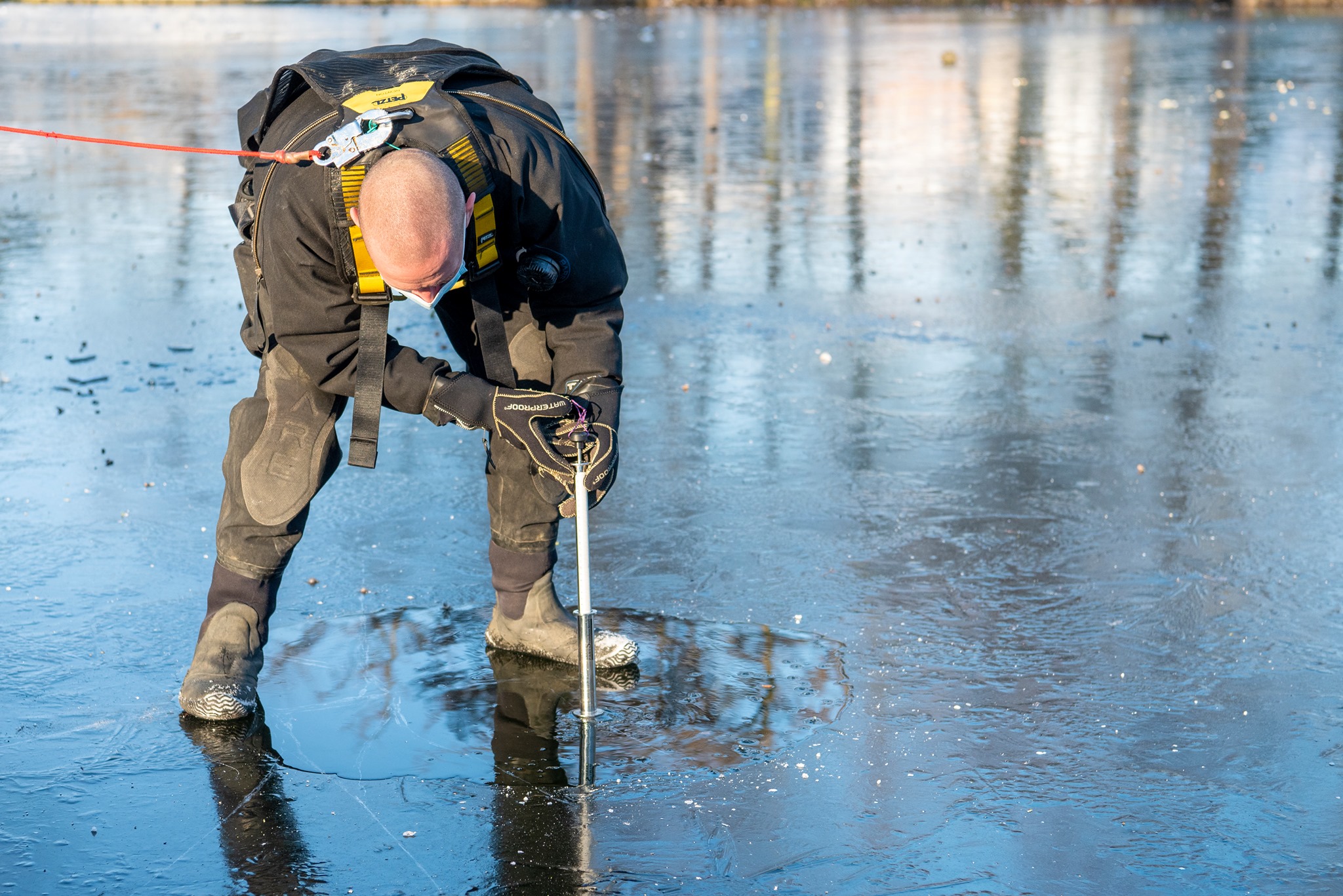Quand un pompier constate que la glace d'un étang n'est pas encore assez épaisse pour s'y promener + photos 14982210