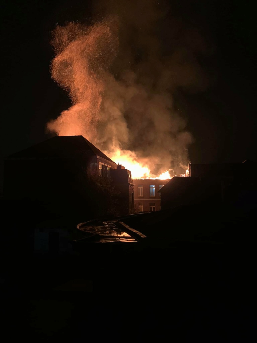 Incendie dans l'école de La Providence à Templeuve (25-11-2021 + photos) 25949510