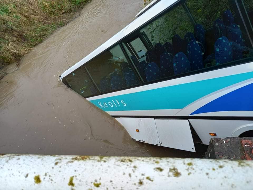 Un bus scolaire tombe dans la Rhosnes à Orroir (7-12-2021 + photos) 26500310