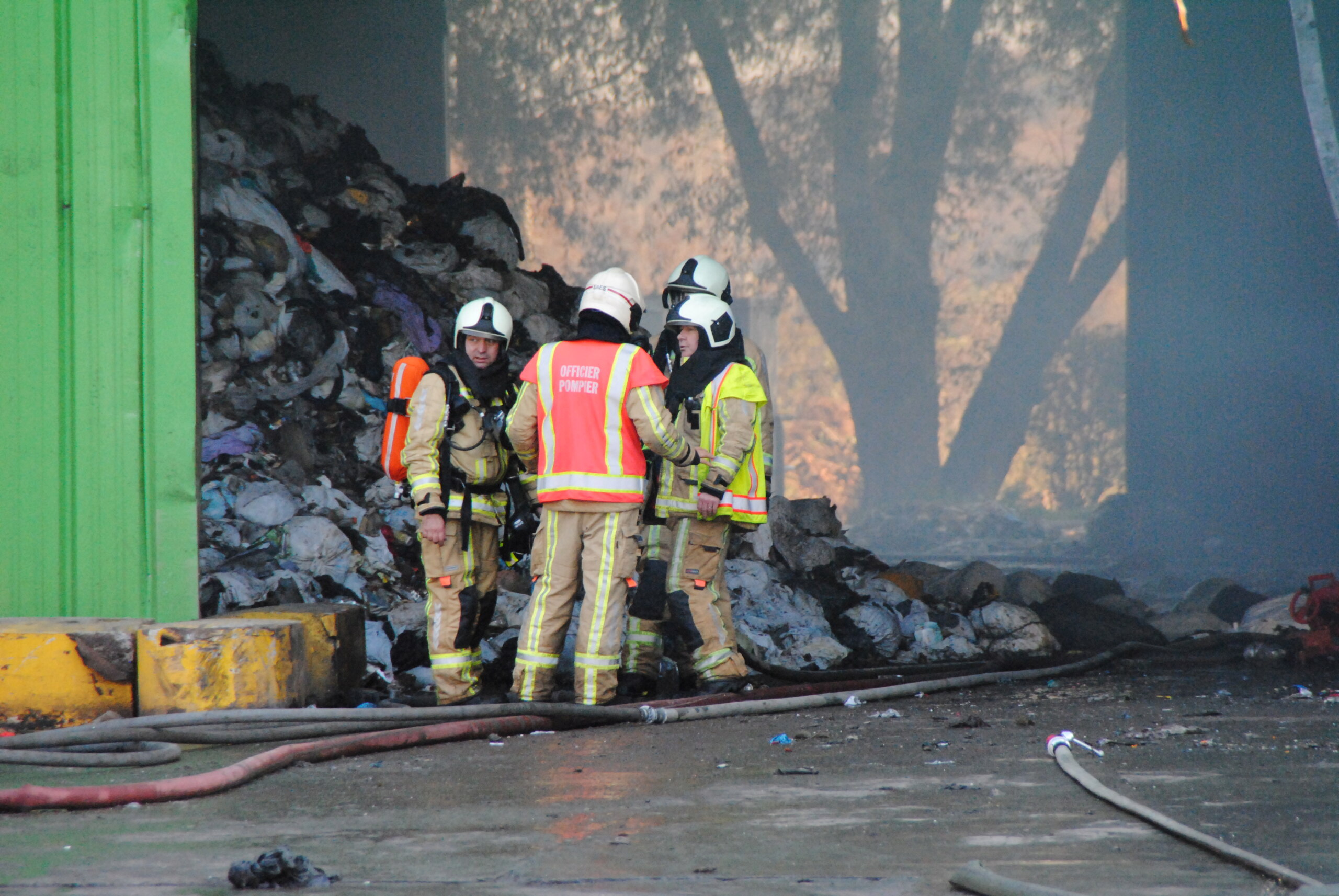 Violent incendie sur le site d'incinération de déchets de Virginal (23-11-2002 + photos) Dsc_0535