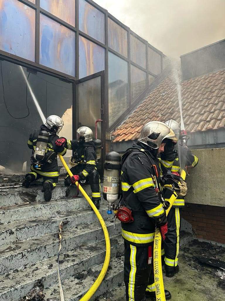 Gravelines (France/59) : Le complexe Sportica détruit dans un gigantesque incendie (25/12/23) Fb_im265