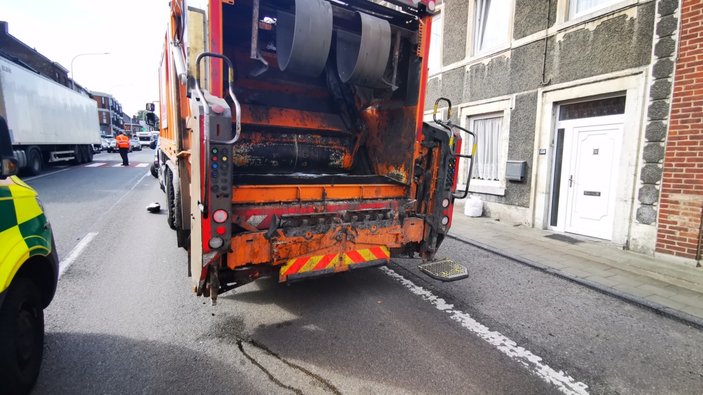 Couillet: une voiture percute violemment un camion-poubelle et blesse gravement un ouvrier (12-08-2021 + photos) Img_2512